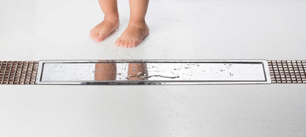 Sistema di drenaggio bagno in acciaio inox Ferplast integrato in doccia filo pavimento